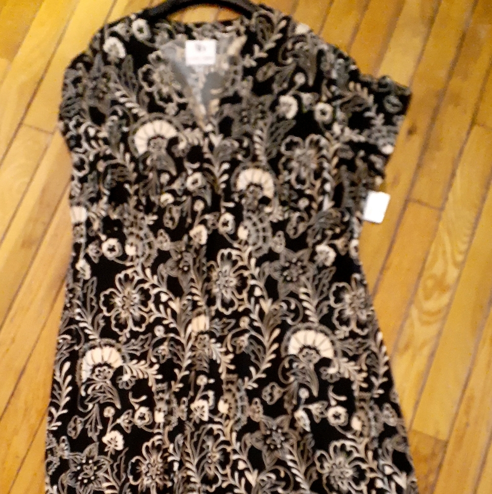 Black and white Size 18 V-neck dress